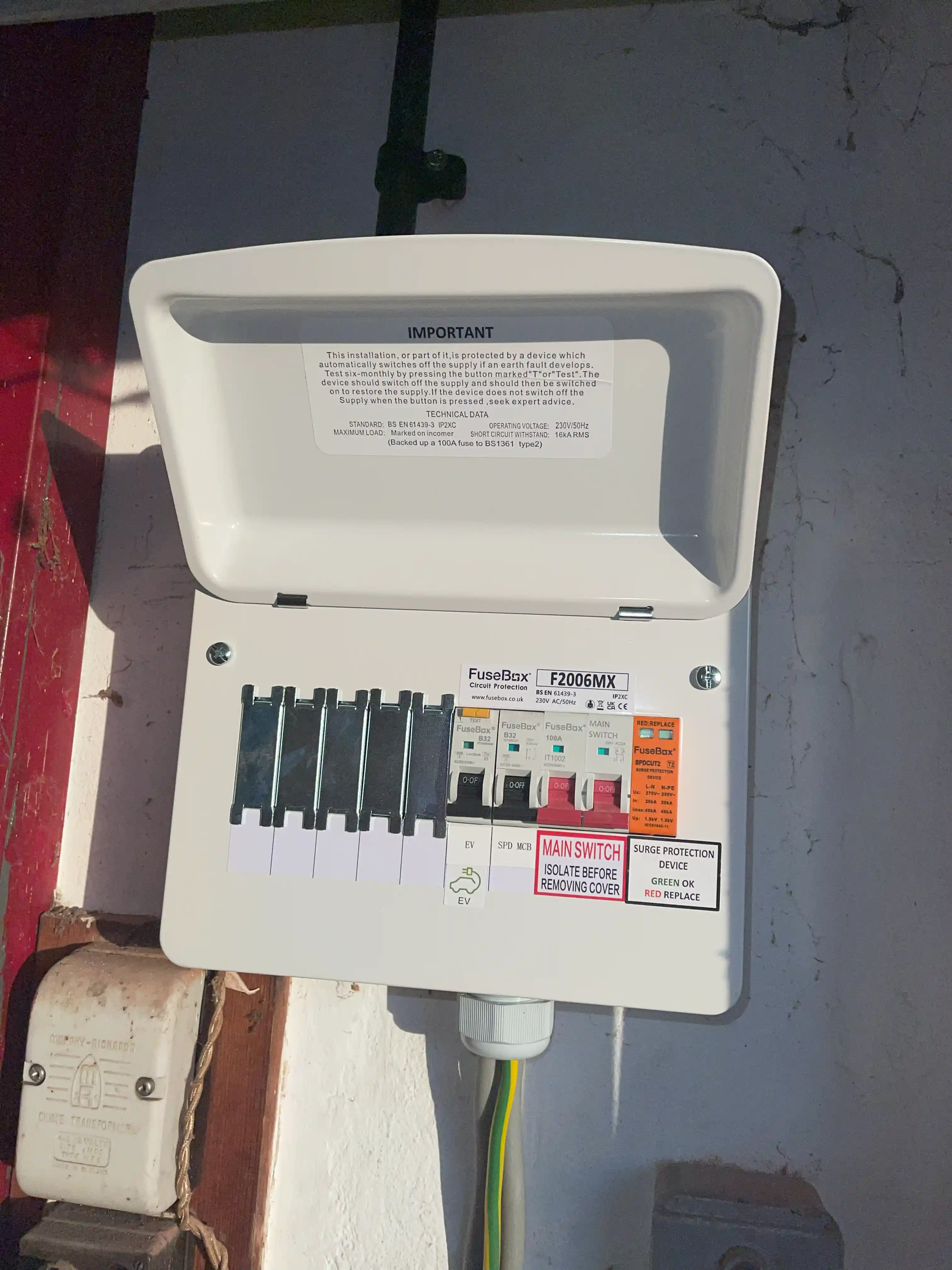 24 Hours Emergency Electrician near Thames Ditton